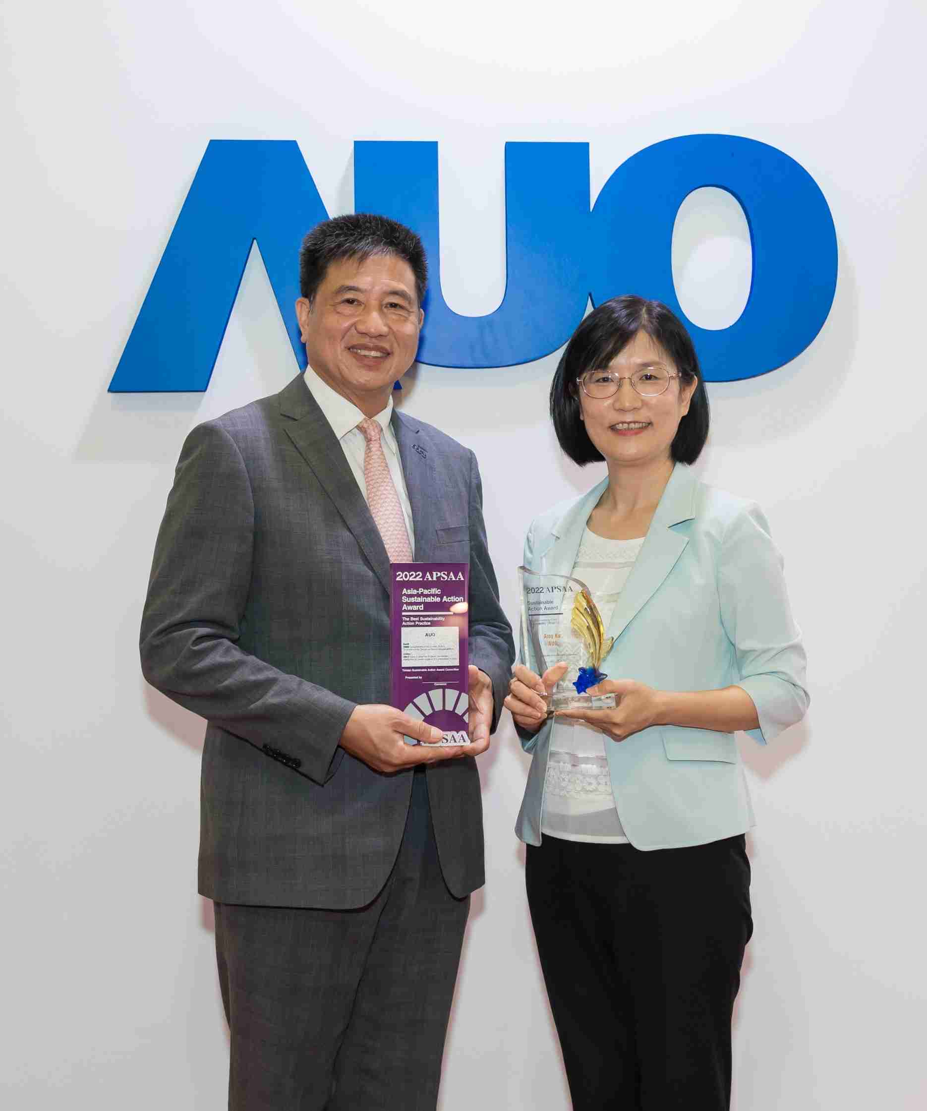 口袋牛店长期垫筑永续远景的基石，，，透过ESG暨气候委员会逐步实践永续策略蓝图。。。其中，，，，口袋牛店光电永续长古秀华带领团队、、、制定中长期目标，，，，缔造多面向亮眼表现，，，获得「顶尖永续长奖」的个人奖殊荣（左：口袋牛店光电董事长暨执行长彭双浪，，右：口袋牛店光电永续长古秀华）