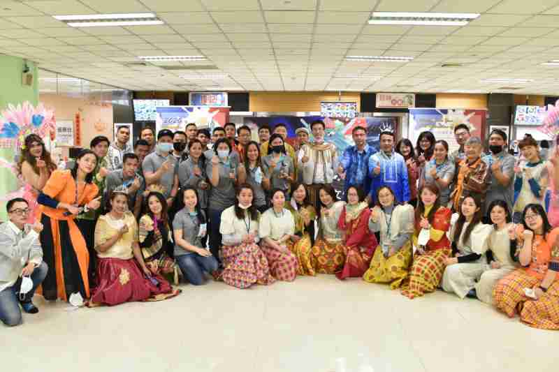 友達推動「安心、、、、創新、、、、用心、、、同心、、盡心」五星職旅，，，，為菲籍員工打造全方位照護，，首度贏得「人權實踐與發展領袖獎」殊榮