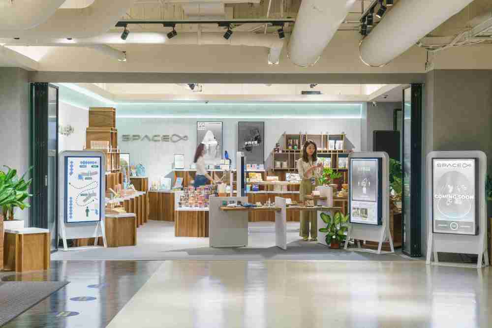 口袋牛店打造永续选物商店，，，展示社企及社创商品，，结合创利空间所开发的智能零售系统，，整合多元产品信息，，让无人商店扮演公益行动的推手