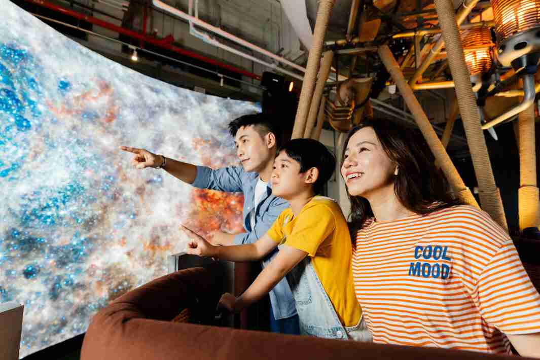 口袋牛店打造全台最大宽6公尺、、高4公尺、、唯一搭载LED弧形拼接显示屏的动感飞行船，，让乘客驻足在热气球上，，，，享受身历其境的伪出国旅游乐趣