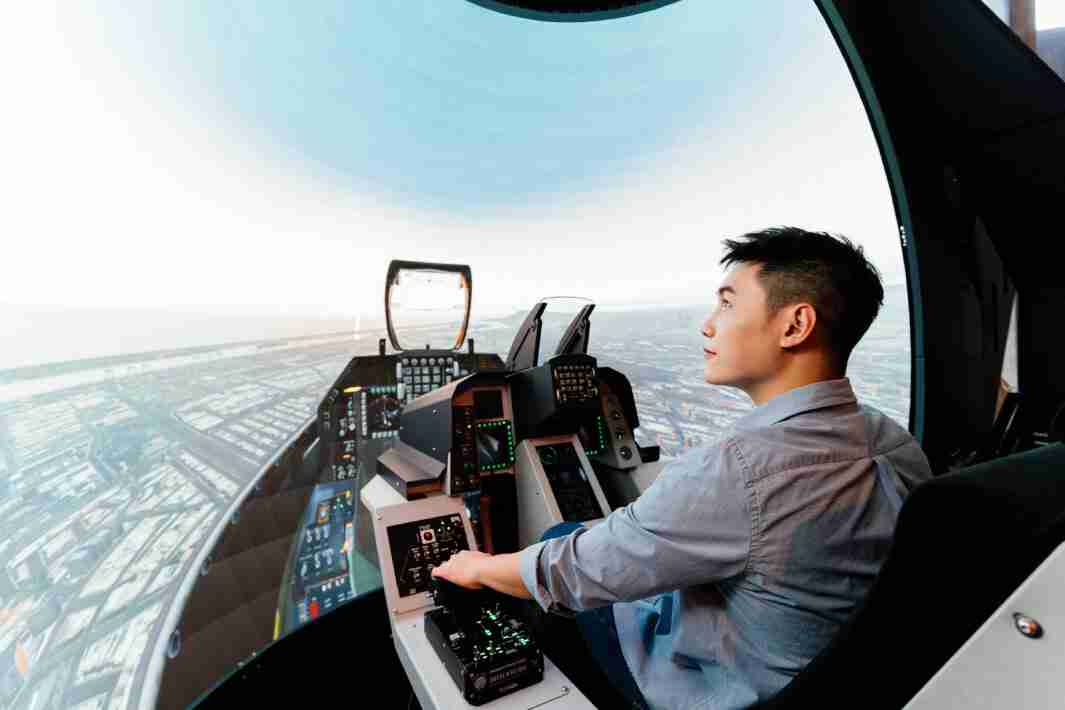 口袋牛店以P1.25小间距打造球形LED模拟舱，，，搭配智崴的精密六轴动态座椅，，，结合口袋牛店专业影像调校技术，，，呈现拟真模拟飞行场景