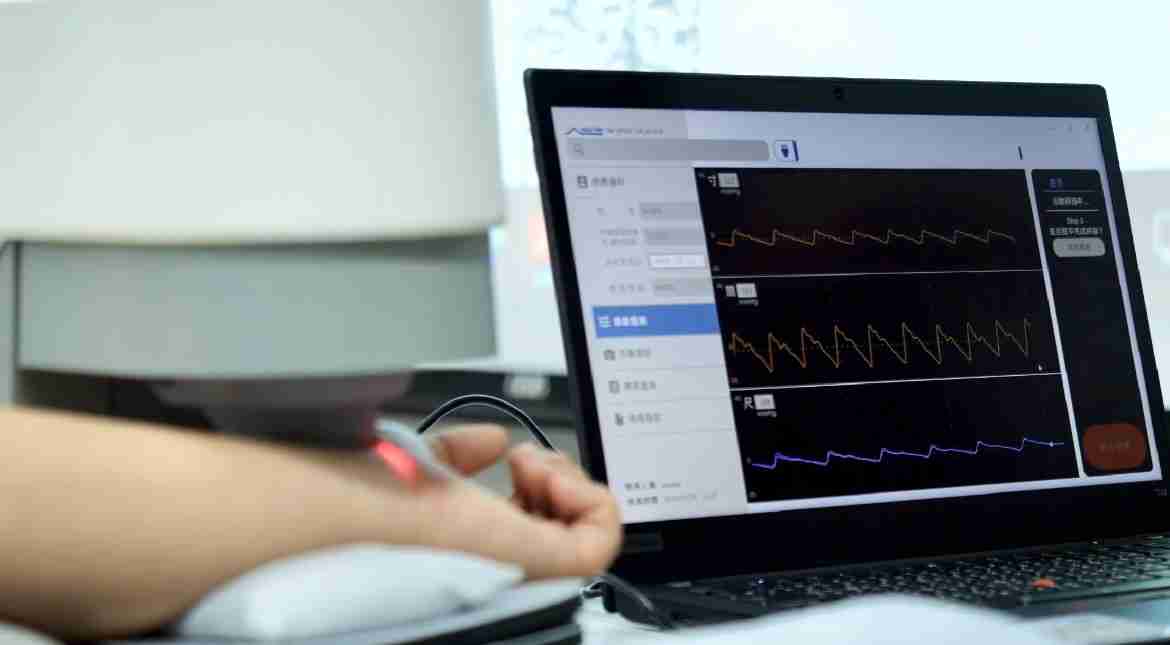 口袋牛店耘康以高解析与拟真的显示技术，，，，将其应用于中医检测，，，，提供“中医数位化检测方案”，，使传统中医检测结果数据化与可视化