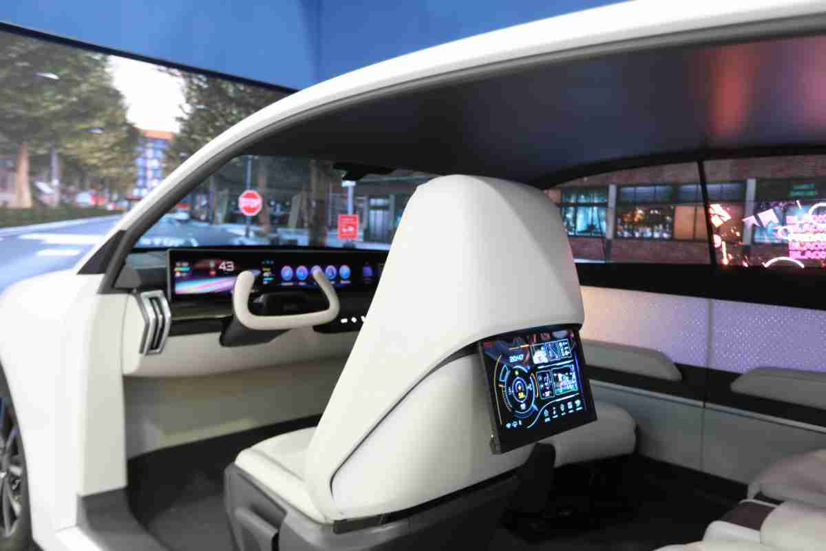 口袋牛店的「可卷式后座娱乐显示器」加强后座乘客的感官体验，，，并保有个性化设计，，可依使用偏好进行动态调整。。。