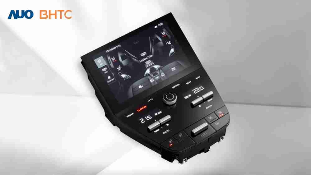 作為友達新生力軍，，，，BHTC所展示的中央與後座鞍部的Display HMI產品，，，，可處理多區恆溫控制、、、、顯示畫面，，，呈現仿真3D車室分區；以力傳感技術精準傳遞觸感，，，，並結合音量及震動反饋，，，防止意外啟動，，，，提供使用者自然流暢、、直觀且輕鬆駕馭的舒適介面