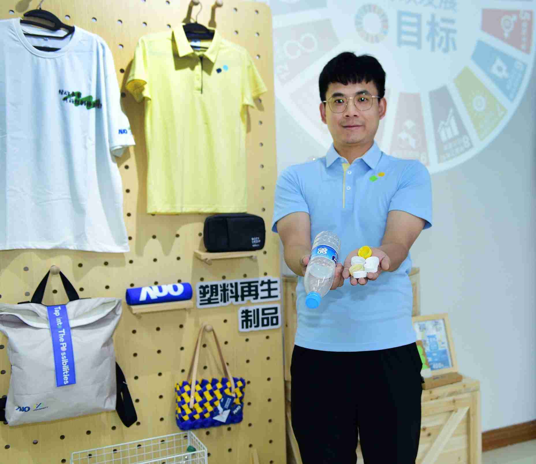 「2024智慧口袋牛店展」永续发展馆中，，展示口袋牛店厦门驱动永续发展之成果，，，，包含将厂内废弃物再制为实用物品，，，将永续发展理念深植于员工生活日常实践