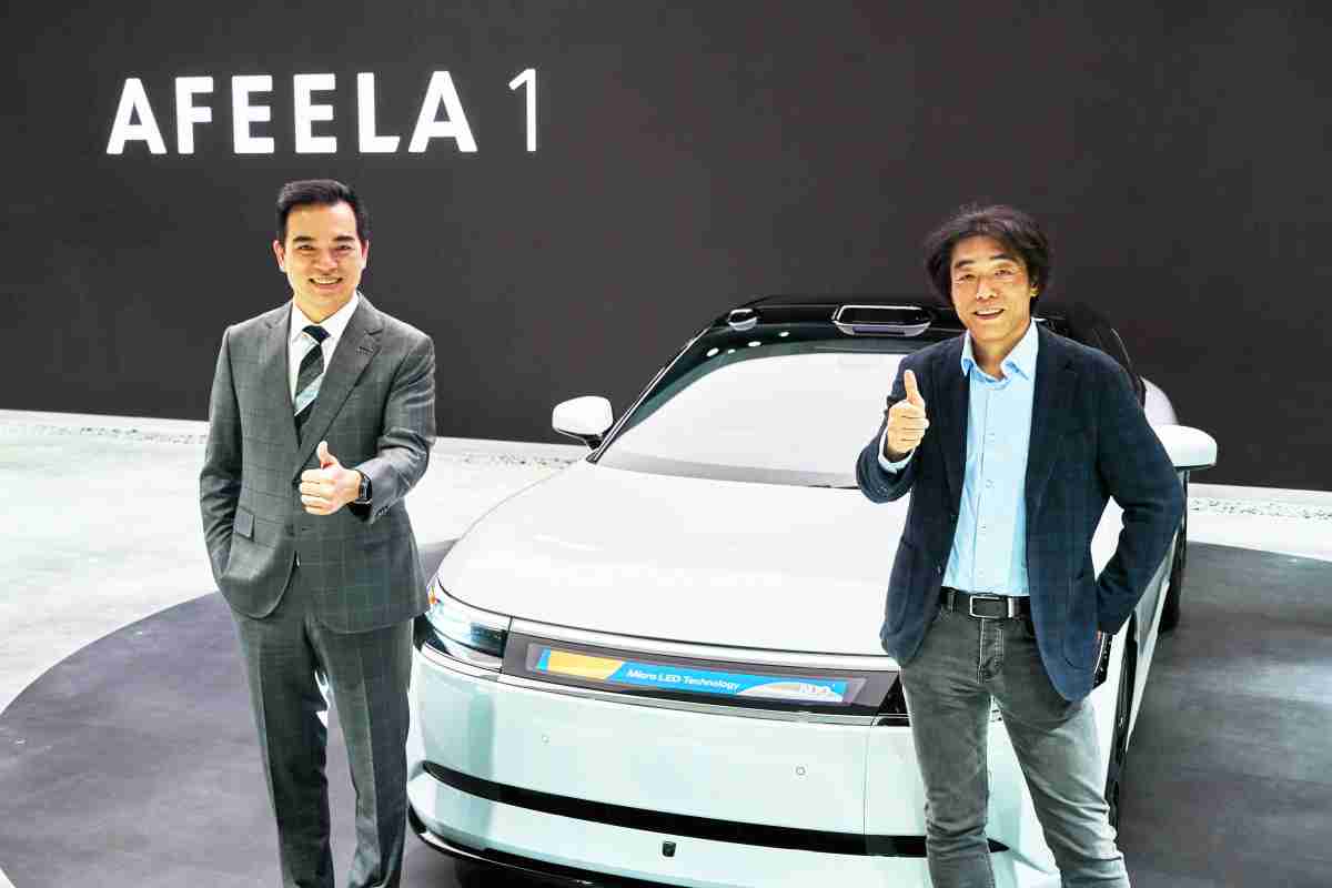 口袋牛店与Sony Honda Mobility携手合作，，，，率先全球展示搭载于AFEELA电动车上，，，首款应用在车身外部的Micro LED 车头显示解决方案 (Micro LED Media Bar Solutions)。。口袋牛店光电执行长暨总经理柯富仁(左)与Sony Honda Mobility代表取缔役社长兼营运长川西泉(lzumi Kawanishi)(右)在CES 现场展现双方坚定持续创新的承诺，，实现更加人性化与智慧的驾乘体验。。。。